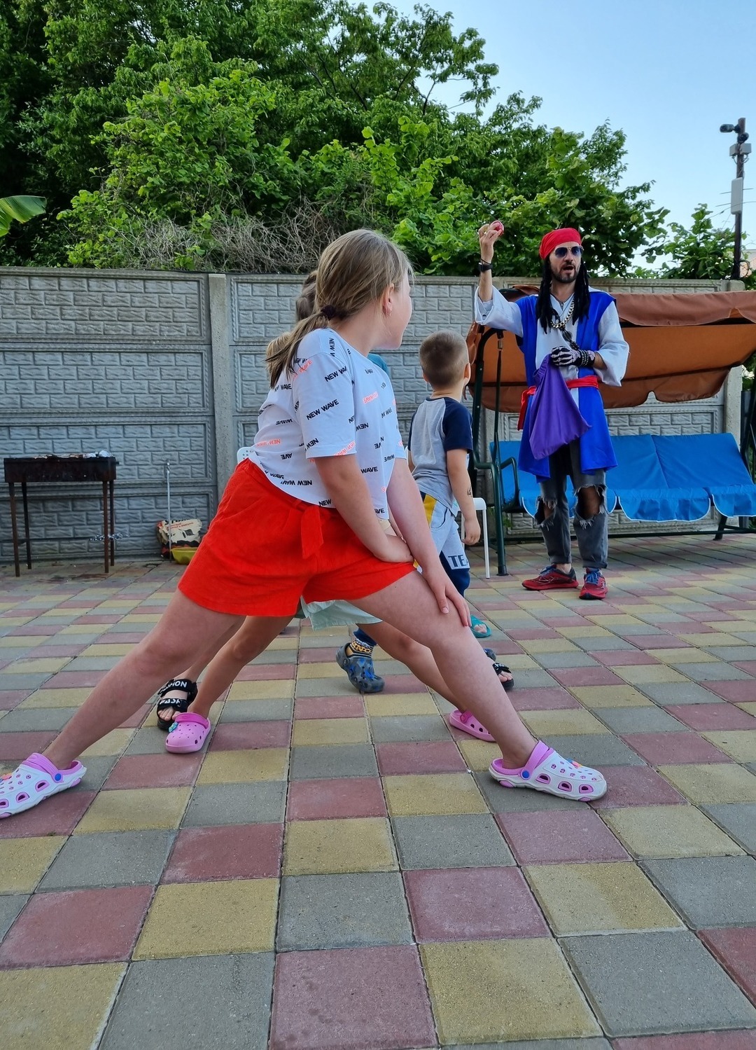 Мы любим детей. У нас есть детский уголок с книгами и играми, безопасная территория и тёплый бассейн. Родители отдыхают — дети заняты и счастливы