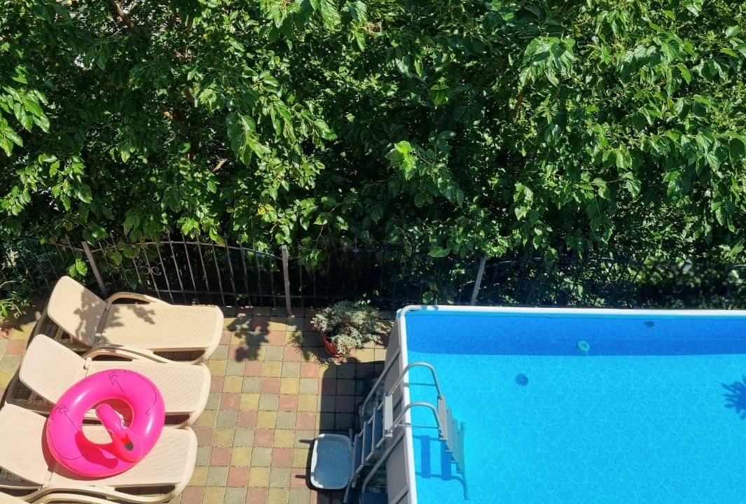 гостевой дом с бассейном в Лазаревском Бассейн с видом на горы