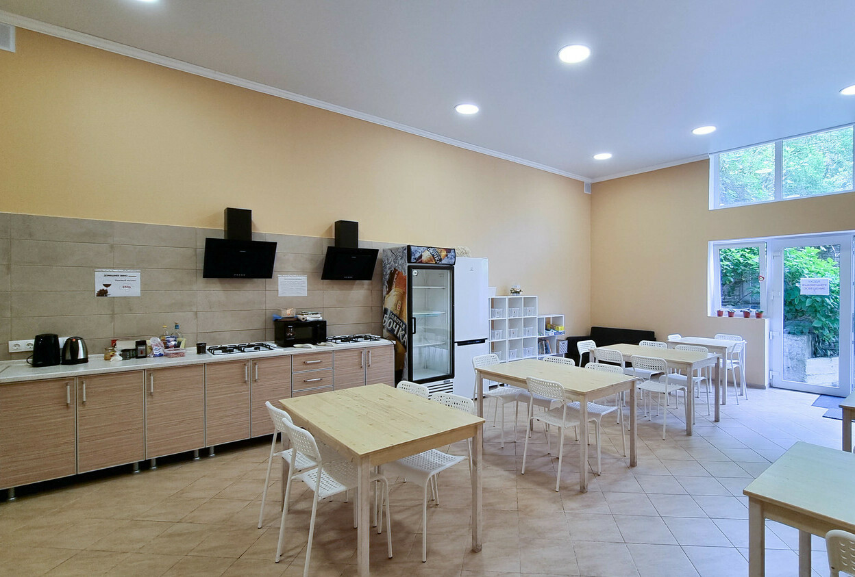 Общая кухня , вся посуда, плита, холодильник, микроволновка Просторная кухня — готовьте, как дома