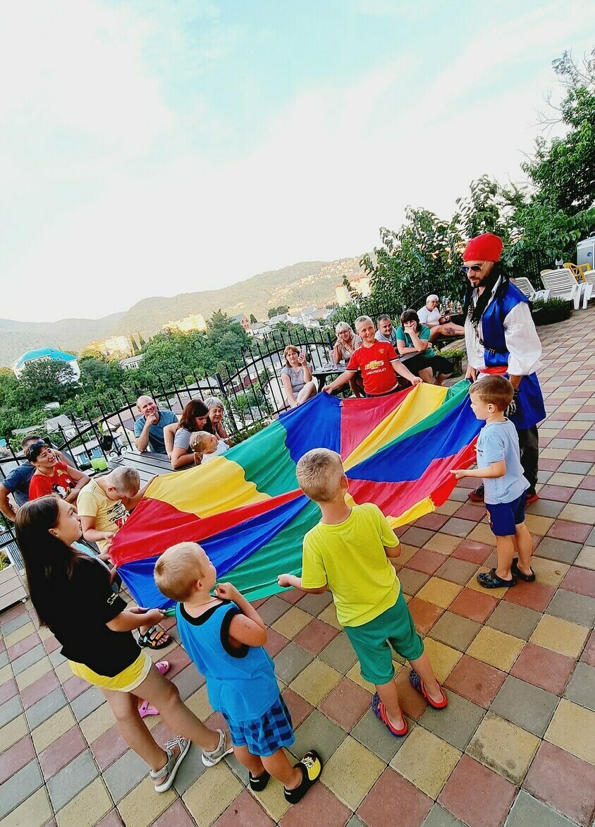 Мы любим детей. У нас есть детский уголок с книгами и играми, безопасная территория и тёплый бассейн. Родители отдыхают — дети заняты и счастливы