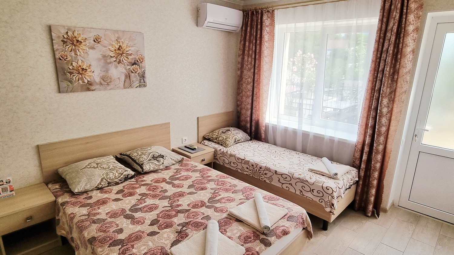 Комната для троих